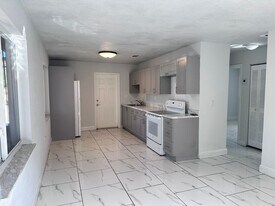 410 NW 33rd St in Miami, FL - Building Photo