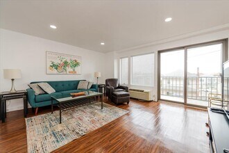 235 W Park Ave in Long Beach, NY - Building Photo - Building Photo