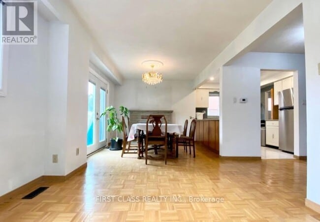 84 Homedale Dr