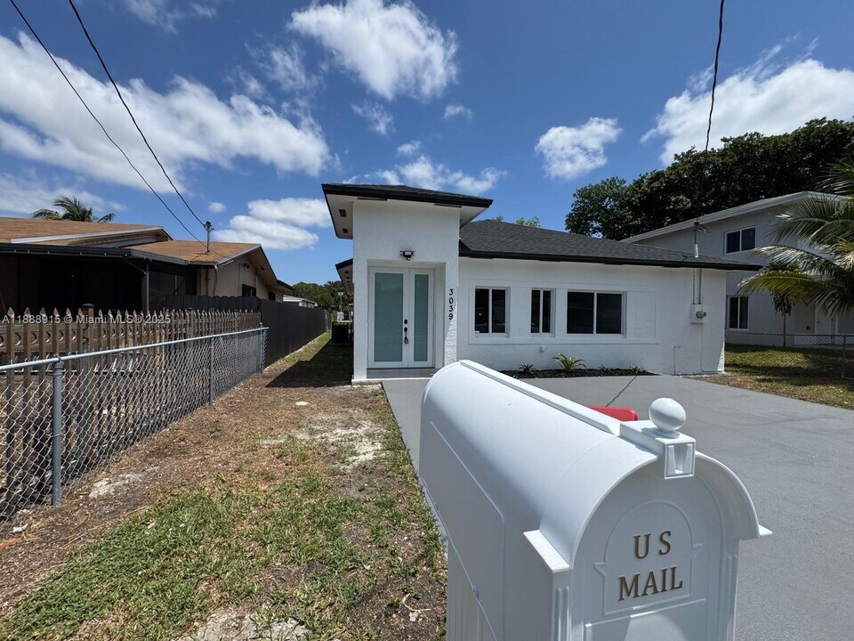 3039 NW 51st Terrace in Miami, FL - Building Photo
