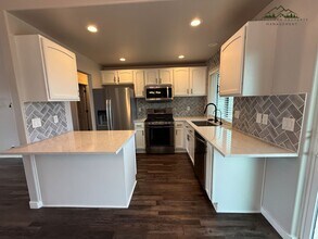 450 Emily Ln in Harrisburg, OR - Building Photo - Building Photo