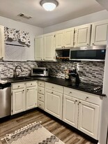 1623 Old Pond Ln in Norwich, CT - Building Photo