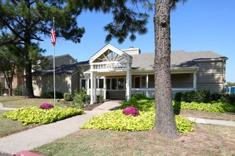 Diamond Lake Apartments in Oklahoma City, OK - Foto de edificio - Building Photo