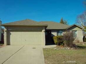 2081 Newburgh Dr in Troy, MI - Building Photo - Building Photo