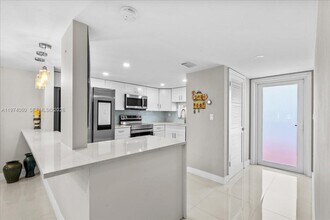 811 S Hollybrook Dr in Pembroke Pines, FL - Building Photo - Building Photo