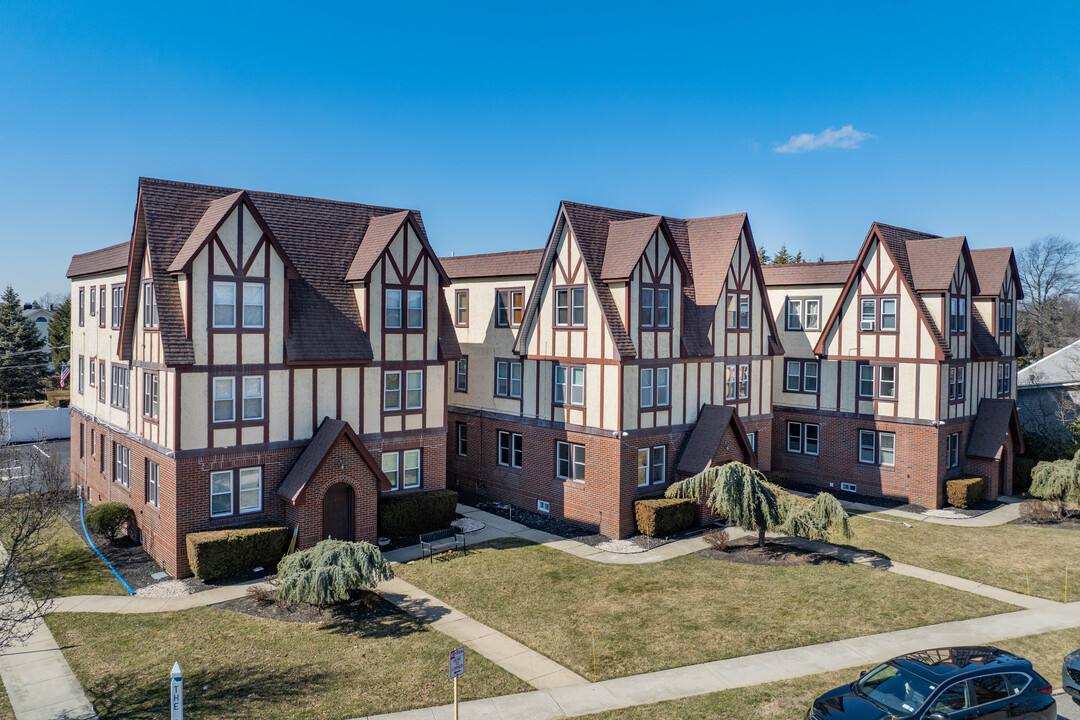 Crescents by the Shore in Babylon, NY - Building Photo