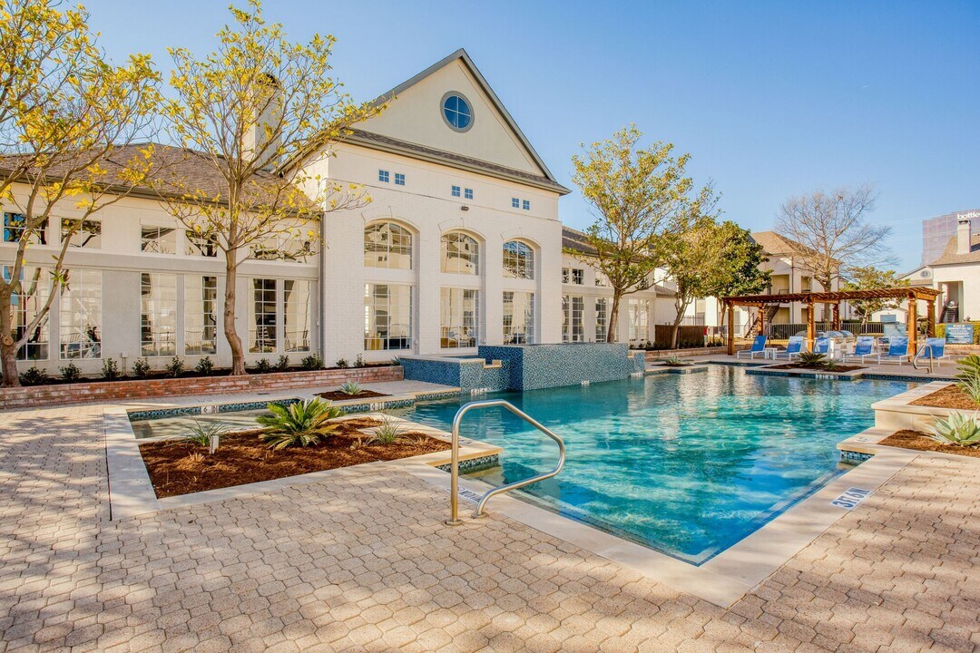 Verlaine on the Parkway in Dallas, TX - Building Photo