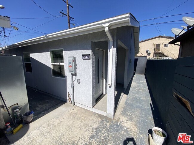 201 E 54th St in Los Angeles, CA - Building Photo - Building Photo
