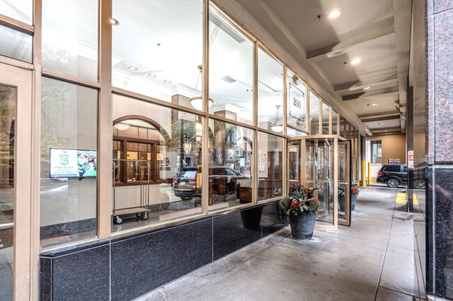 200 N Dearborn St in Chicago, IL - Building Photo - Building Photo