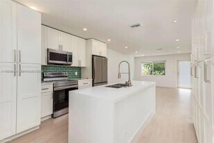 1421 NE 30th Ct in Oakland Park, FL - Building Photo