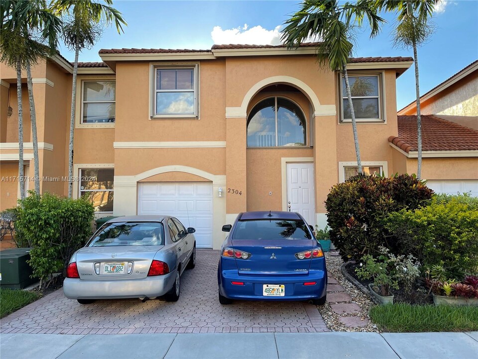 2304 NW 162nd Way in Pembroke Pines, FL - Foto de edificio