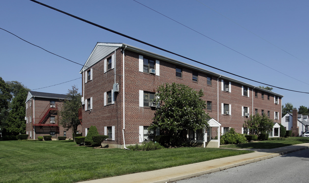 121-125 Park Ave in Amityville, NY - Building Photo