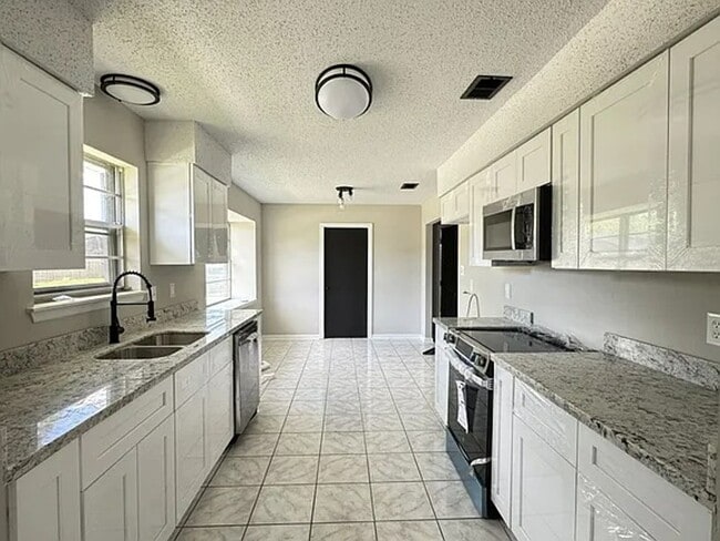 property at 425 Timberlane Dr