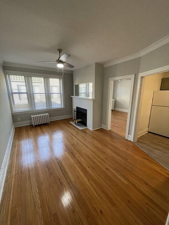 631 W Roscoe St in Chicago, IL - Building Photo