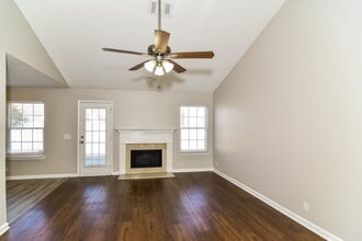 7045 S Hampton Blvd in Nashville, TN - Foto de edificio - Building Photo