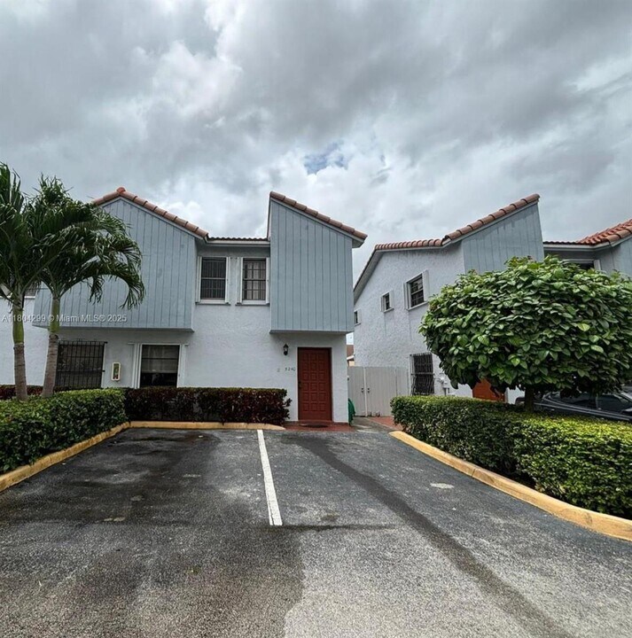 5240 W 24th Ct in Hialeah, FL - Foto de edificio