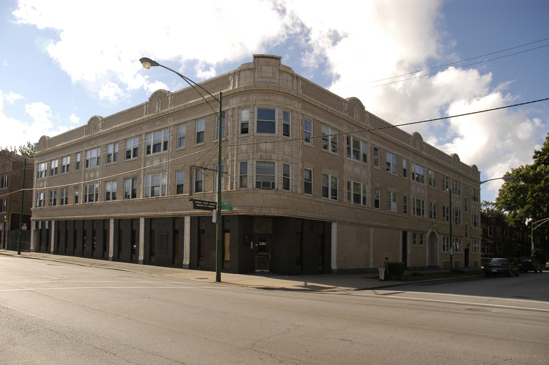 2101 E 79th St in Chicago, IL - Foto de edificio