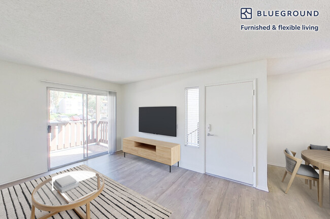 823 Nordahl Rd in San Marcos, CA - Foto de edificio - Building Photo