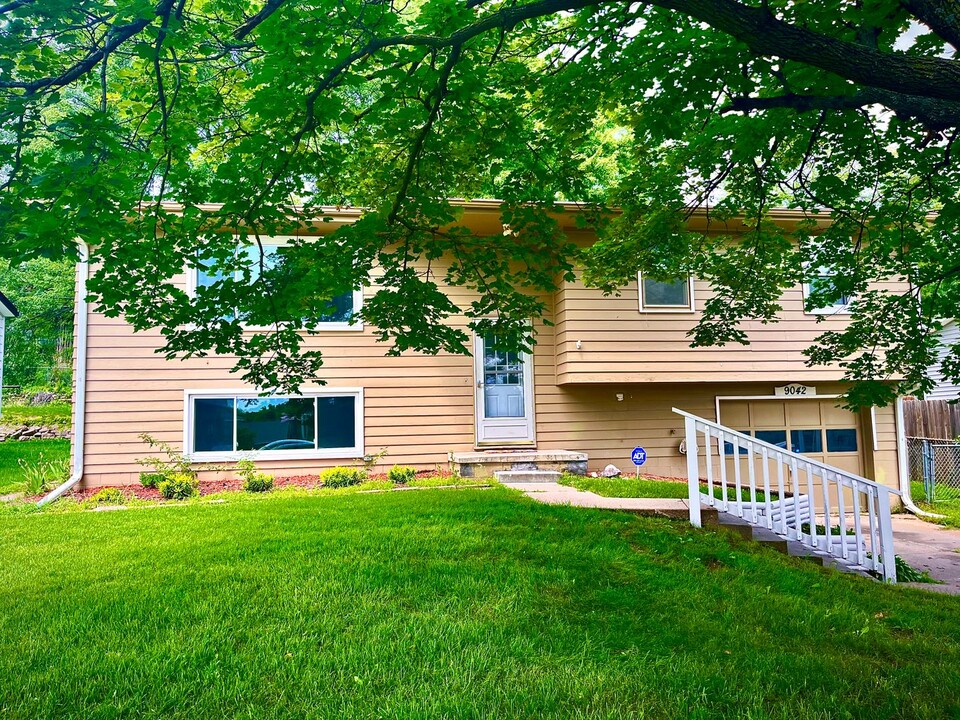 9042 Larimore Ave in Omaha, NE - Building Photo