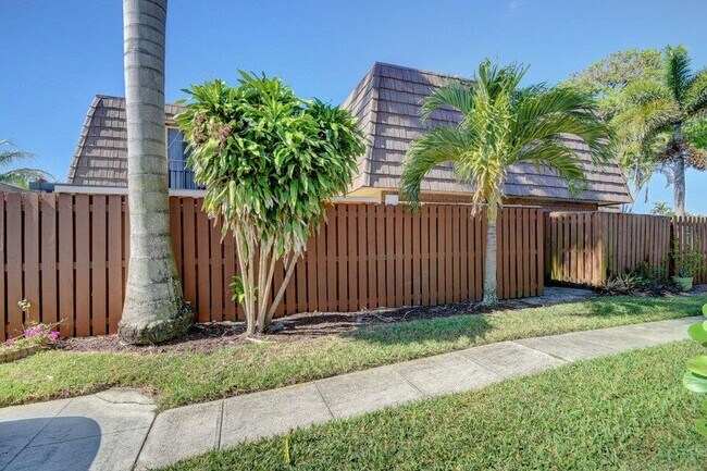 562 Springdale Cir in Palm Springs, FL - Building Photo - Building Photo