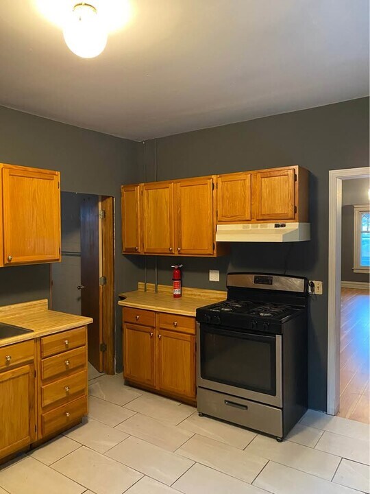 670 S Martin Luther King Jr Ave, Unit #1 in Waukegan, IL - Building Photo