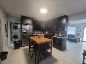 7142 SW 22nd St in Miami, FL - Building Photo - Building Photo