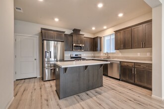 31547 NW North Ave in North Plains, OR - Foto de edificio - Building Photo