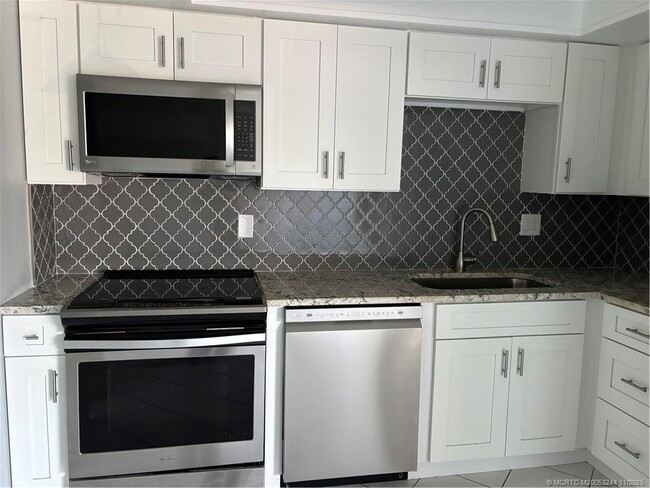 2041 NE Collins Cir in Jensen Beach, FL - Building Photo - Building Photo