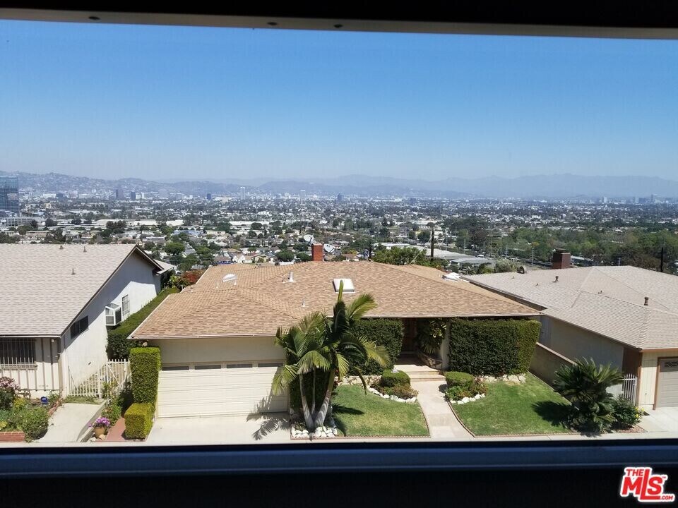 5652 Glenford St in Los Angeles, CA - Building Photo
