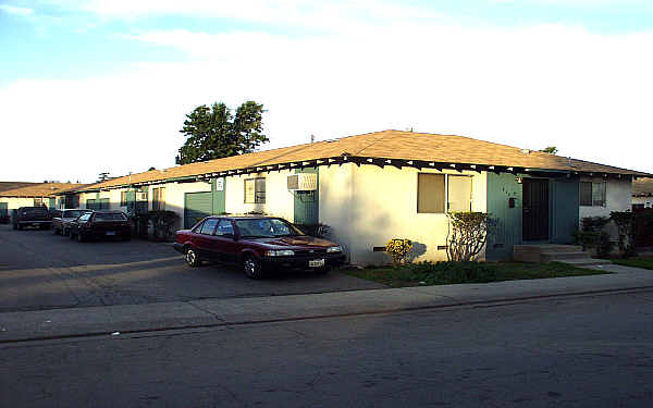 923 Byron Ln in Modesto, CA - Foto de edificio