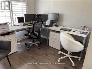 10 Minlow Way in Aurora, ON - Building Photo - Building Photo