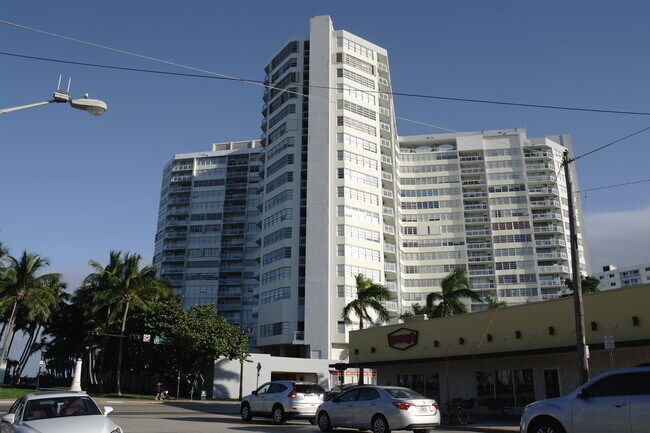 7135 Collins Ave, Unit 702 in Miami, FL - Building Photo - Building Photo