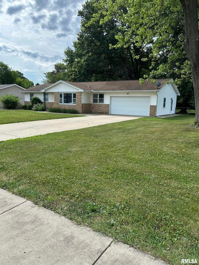 1606 W Woodside Dr in Dunlap, IL - Building Photo - Building Photo