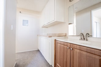 Granada Apartments in Hawthorne, CA - Foto de edificio - Building Photo