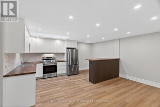 131 Lakeshore Rd E in Oakville, ON - Building Photo - Building Photo