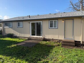 839 N 3rd Pl in Springfield, OR - Building Photo - Building Photo