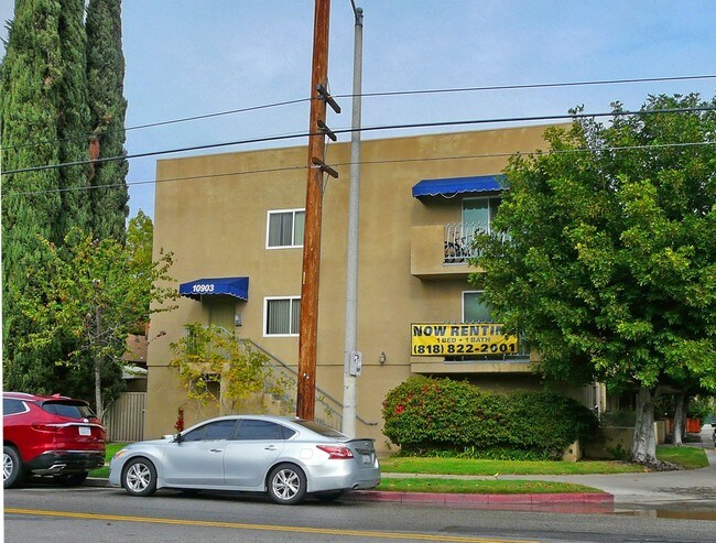 10903 Camarillo St in North Hollywood, CA - Foto de edificio - Building Photo