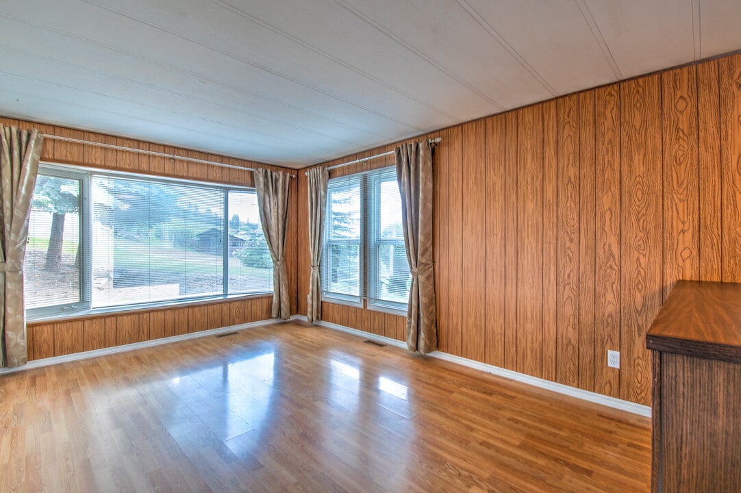 7571 Baker Hogg Rd in Vernon, BC - Building Photo