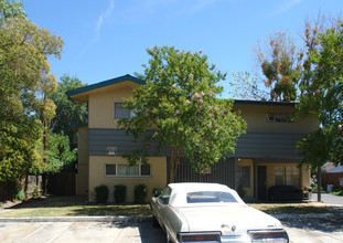 Edison Manor in Sacramento, CA - Building Photo - Building Photo