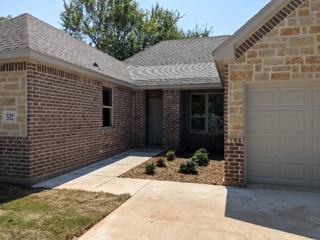 532 W Ford St in Denison, TX - Building Photo - Building Photo