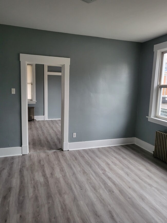 653 Duss Ave, Unit Front One in Ambridge, PA - Foto de edificio - Building Photo