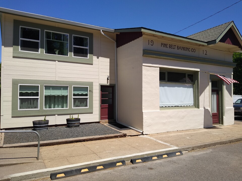 451 Broad St in Butte Falls, OR - Building Photo