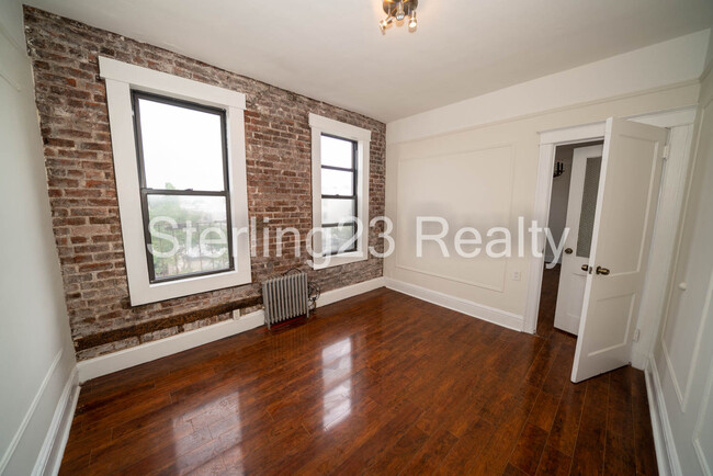 4218 34th Ave, Unit 3 in Long Island City, NY - Building Photo - Building Photo