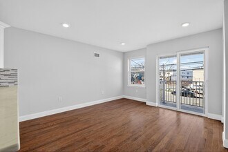 40 E 5th St in Bayonne, NJ - Foto de edificio - Building Photo