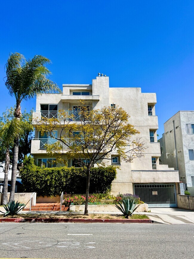 1217 20th St, Unit 302 in Santa Monica, CA - Foto de edificio - Building Photo