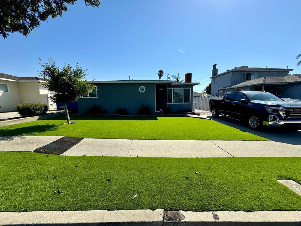 1212 W 126th St in Los Angeles, CA - Building Photo