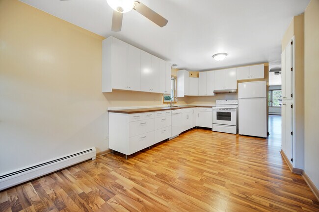 69 E Quincy St-Unit -2 in Riverside, IL - Building Photo - Building Photo