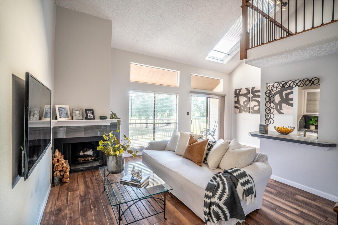 8411 Sands Point Dr in Houston, TX - Building Photo