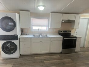 1221 N Valrico Rd in Valrico, FL - Foto de edificio - Building Photo