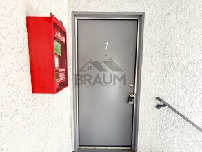 14801 Delano St in Los Angeles, CA - Foto de edificio - Building Photo